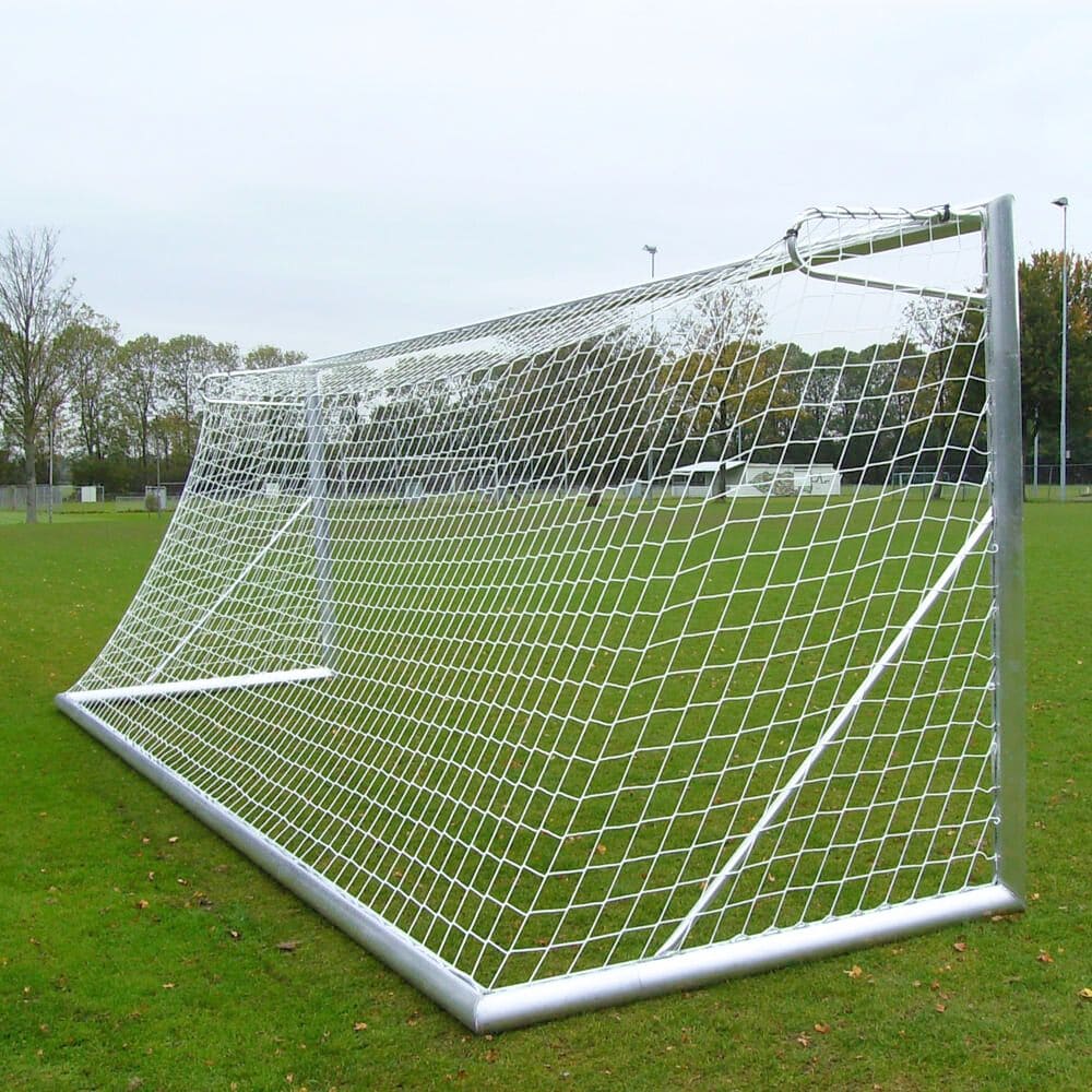 Schuin zijaanzicht van het Calzio Elite 732 voetbaldoel, 732x244cm, met robuust aluminium frame en duurzaam net voor professioneel gebruik.
