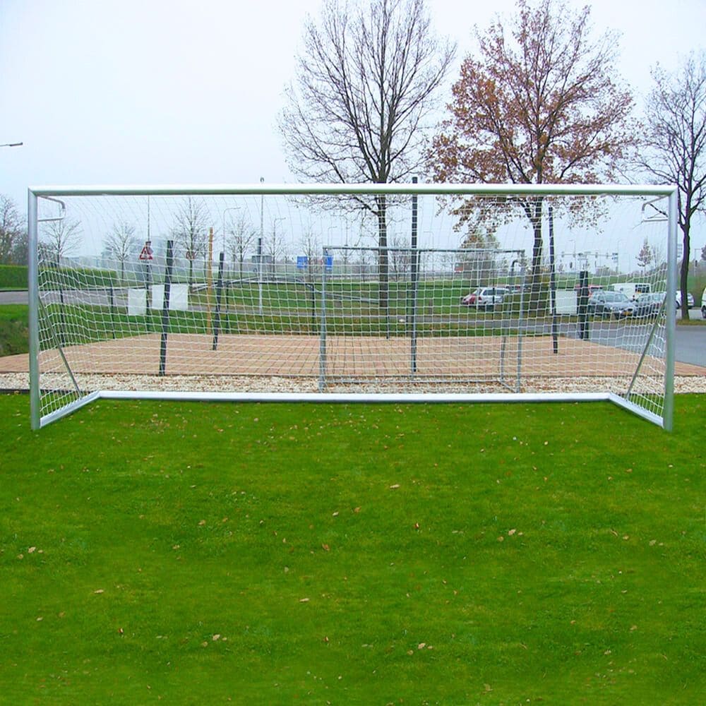 Vooraanzicht van het Calzio Elite 732 voetbaldoel, 732x244cm, met stevig aluminium frame en net, ideaal voor trainingen en wedstrijden.