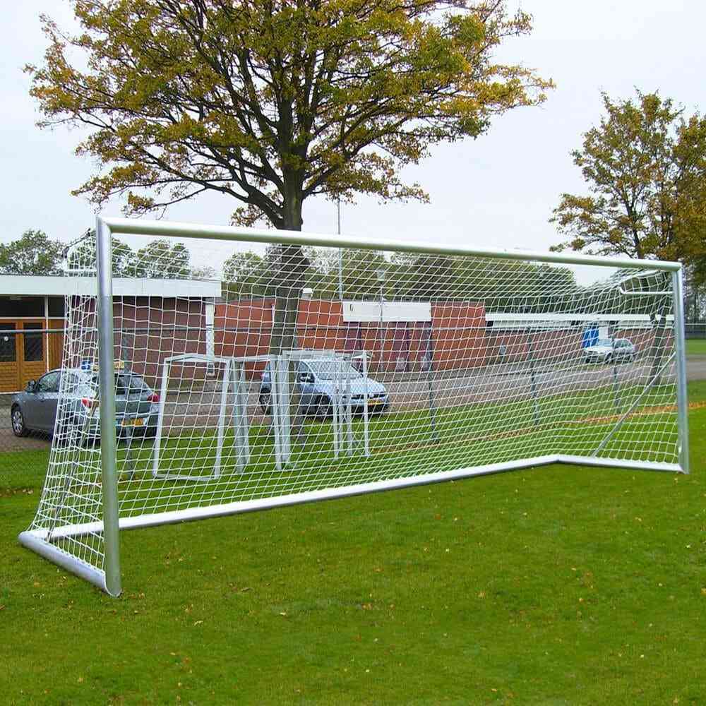 Calzio Elite 732 voetbaldoel van aluminium met stevig net, geplaatst op grasveld. Weerbestendig en ideaal voor wedstrijden en trainingen.