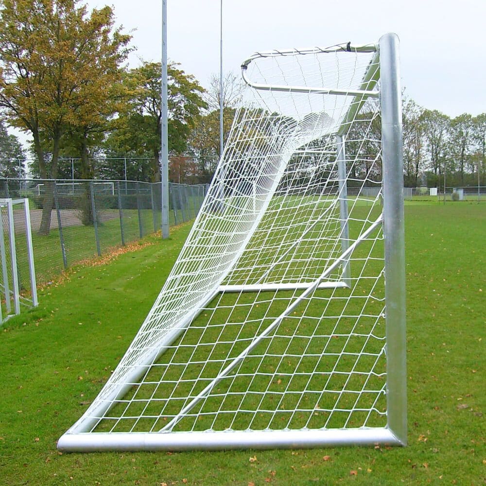 Zijaanzicht van het Calzio Elite 732 voetbaldoel, 732x244cm, met stevig aluminium frame en diep net, perfect voor intensieve voetbaltrainingen.