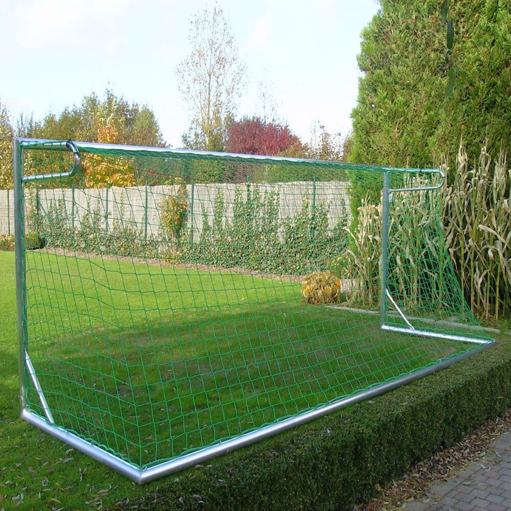 Robuust Calzio Champion 500 voetbaldoel van 500x200cm met groen net, geschikt voor gebruik in de achtertuin of op het sportveld.