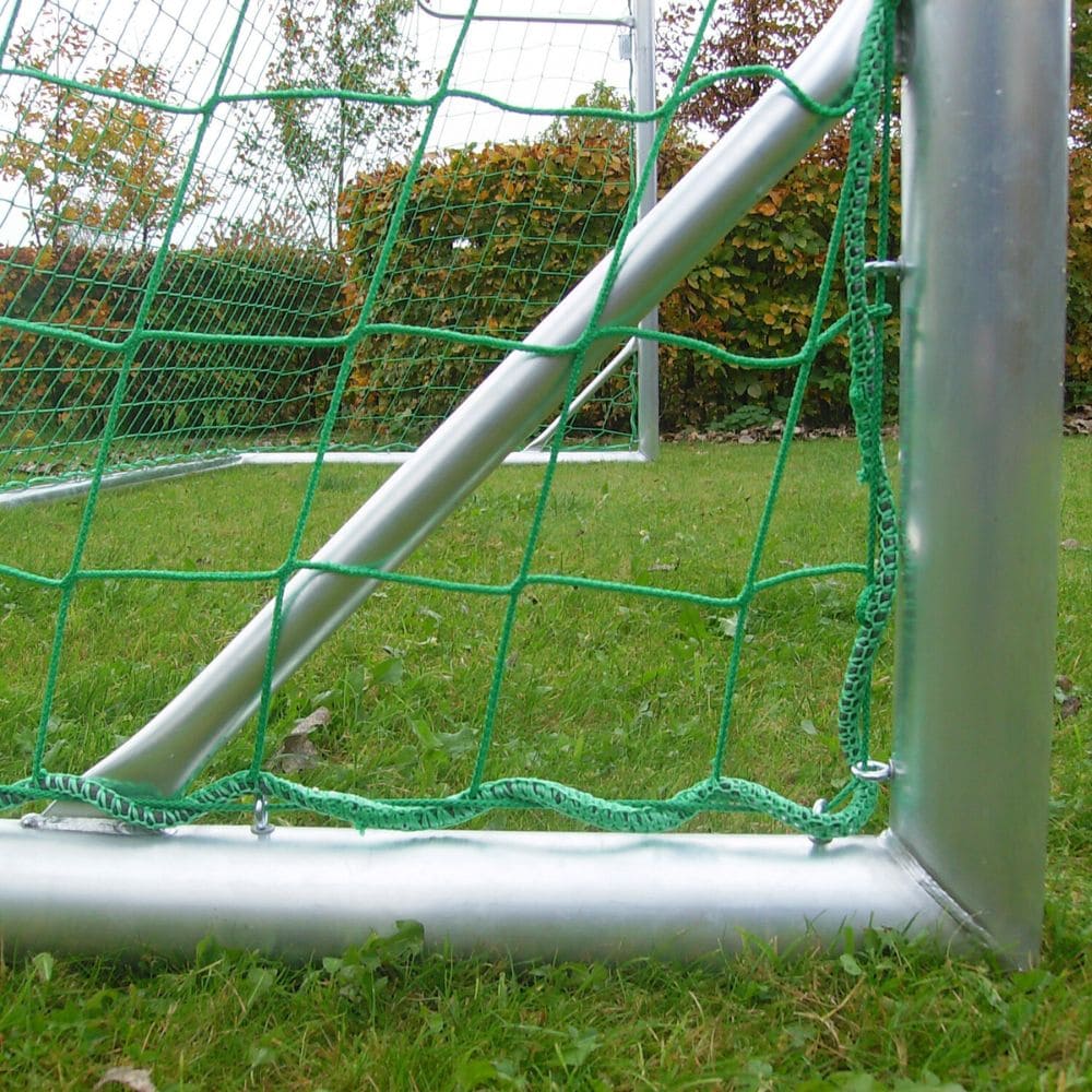 Detail van de stevige aluminium constructie en bevestiging van het groene net van het Calzio Champion 500 voetbaldoel.