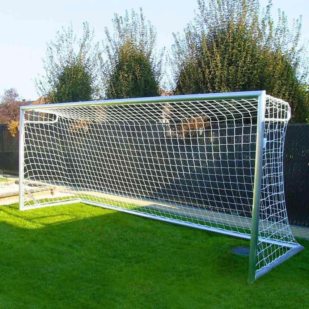 Calzio Champion 500 voetbaldoel van 500x200cm met stevig aluminium frame en wit net, ideaal voor kinderen en achtertuintrainingen.