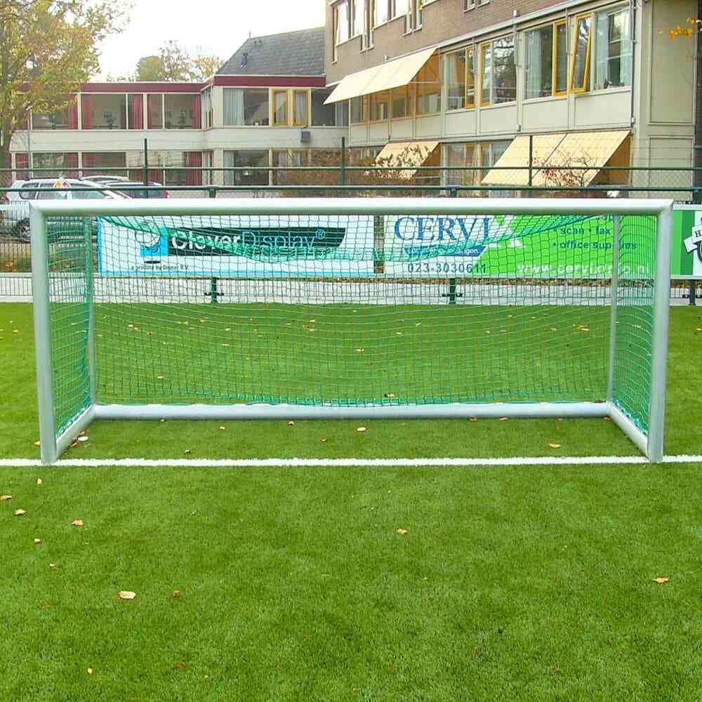 Calzio Favorit 300 voetbaldoel van 300x100cm, gemaakt van sterk aluminium. Weerbestendig en verplaatsbaar, ideaal voor training en recreatief gebruik.